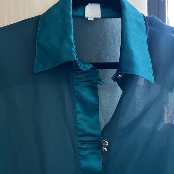 Vintage shirt with gorgeous details, excellent condition. Rich turquoise color - Picture 3 of 4